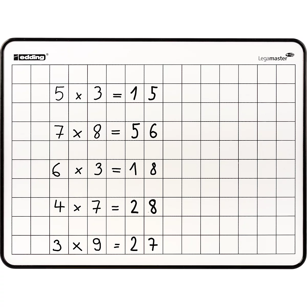 Ein kariertes Whiteboard mit fünf handgeschriebenen Multiplikationsaufgaben.