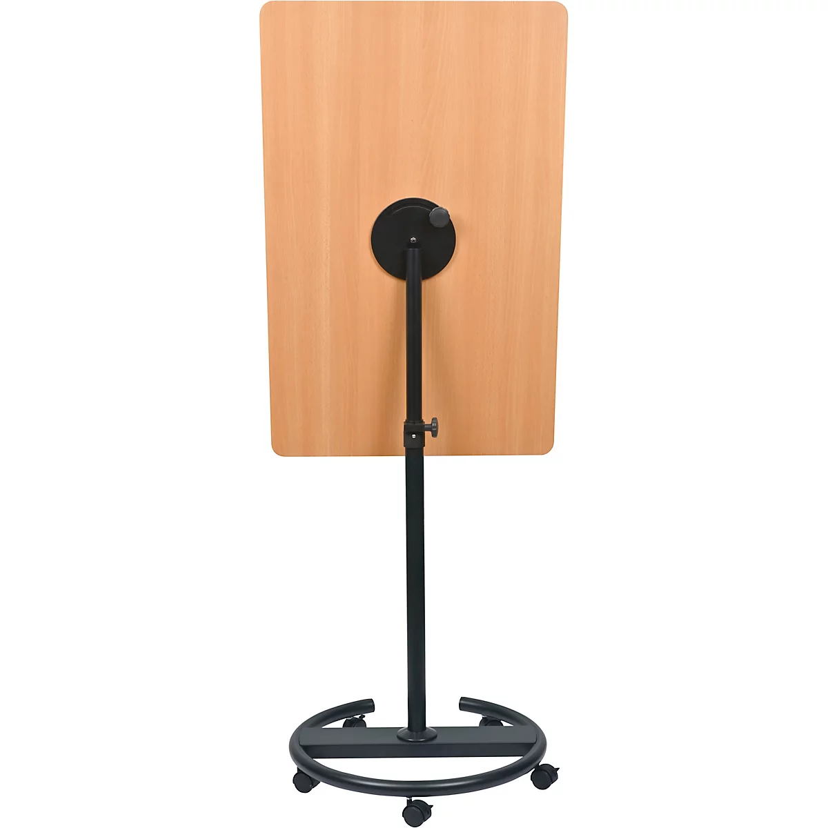 Een houten muziekstandaard met een zwart metalen frame en wieltjes. De bovenkant is rechthoekig en lichtbruin, de standaard is in hoogte verstelbaar.