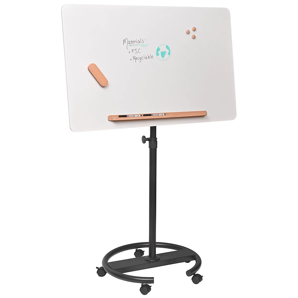 Wit, verstelbaar whiteboard op een zwarte, rollende standaard. Op het bord tekst, een gum en magneten.