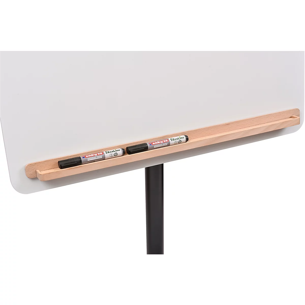 Nahaufnahme eines weißen Whiteboards mit Holzablage für Stifte, auf dem Stifte liegen. Schwarzer Standfuß.