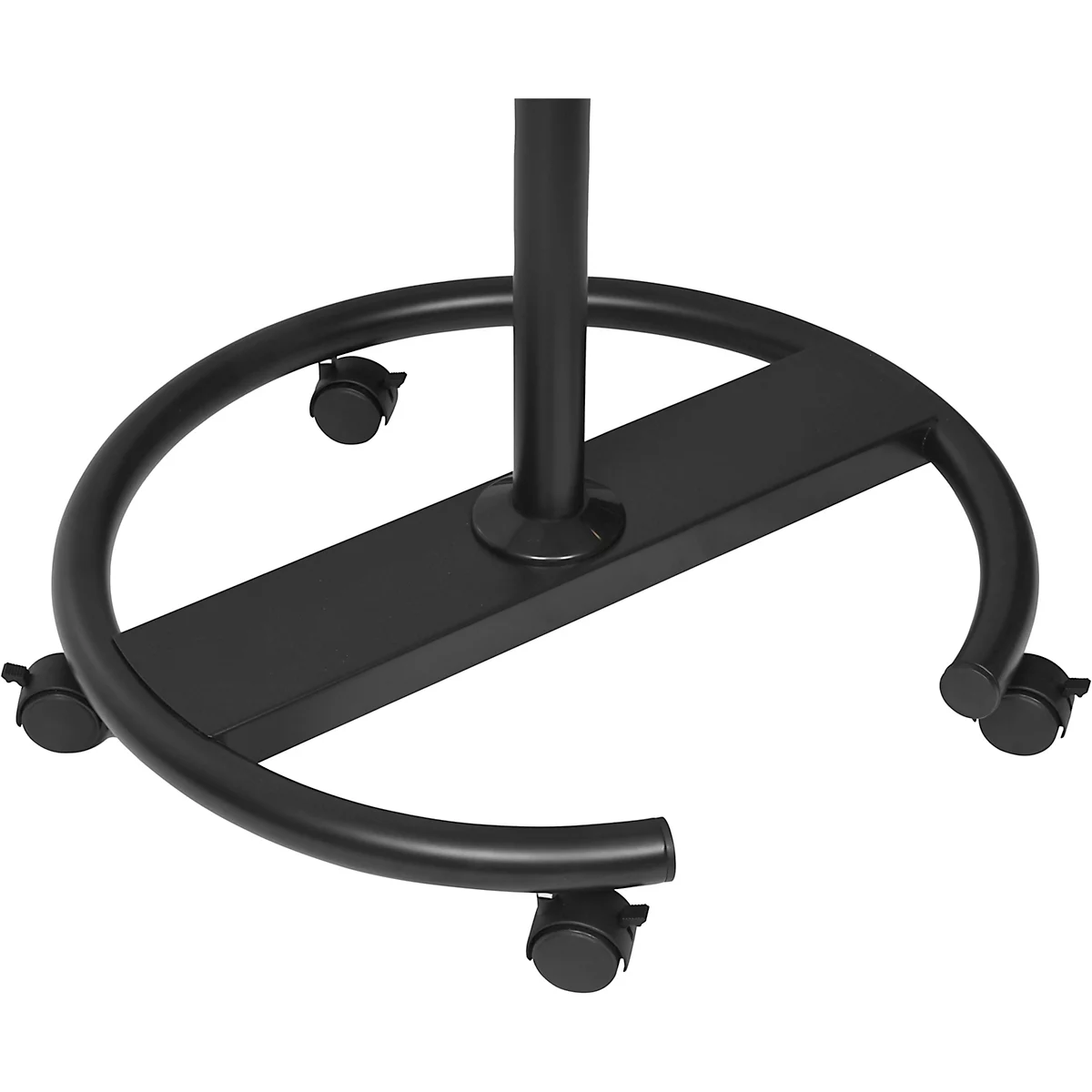Schwarzer Standfuß mit Rollen, Detailaufnahme. Ein Metallring, verbunden mit einer rechteckigen Basis, trägt eine vertikale Säule. Vier Rollen am Ring sorgen für Mobilität.