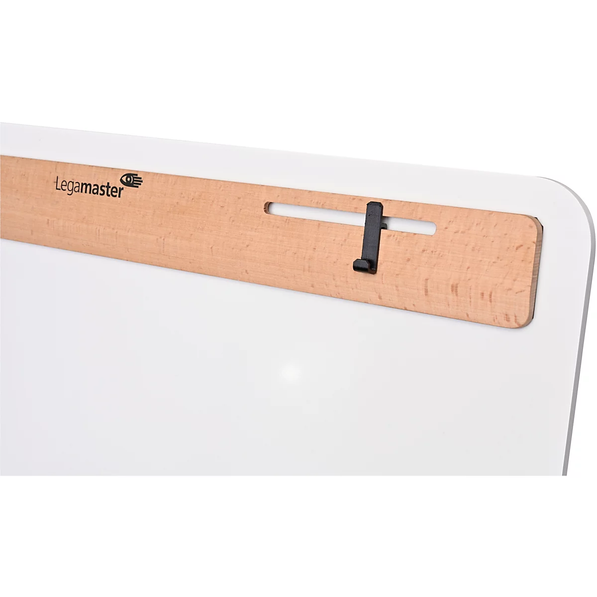 Nahaufnahme eines Whiteboards mit Holzleiste und schwarzem Halter. Auf der Leiste steht Legamaster.