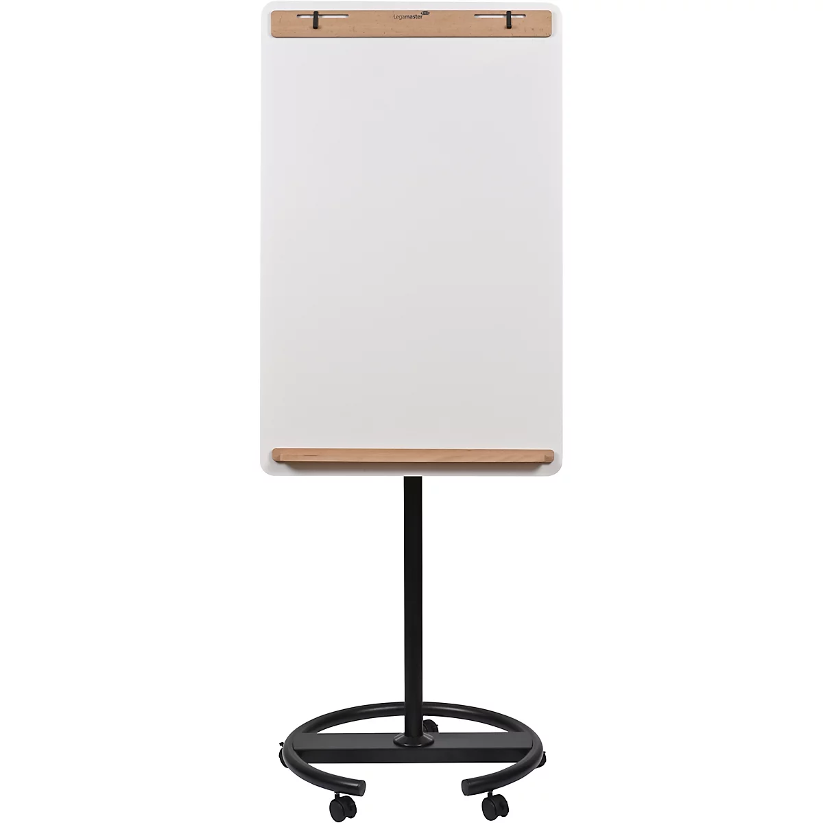 Weißes Flipchart auf Rollen, mit braunen Akzenten an Halterung und Ablage. Schwarzer Standfuß und Rollen.