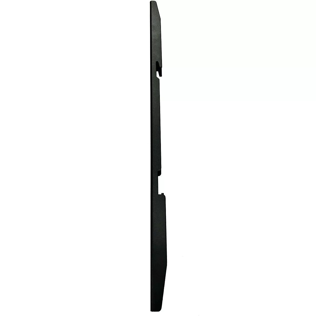 Zwart, smal kunststof profiel met uitsparingen en afgeschuinde uiteinden. Zijaanzicht, op een witte achtergrond.