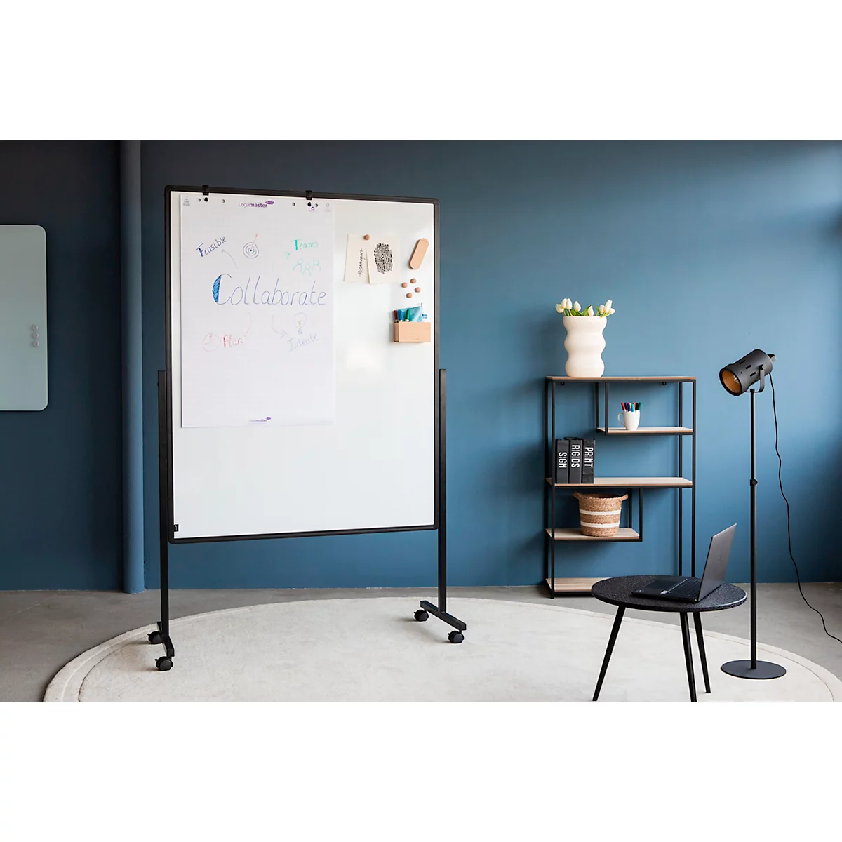 Legamaster PREMIUM multiboard mobile XL, tableau d'affichage et tableau blanc, avec roulettes, L 1200 x H 1500 mm, bleu, y compris crochets pour papier à cliquer