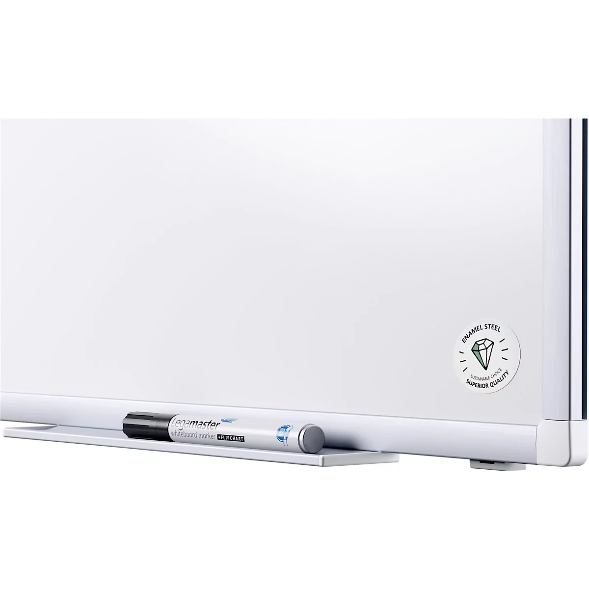 Close-up van een wit magnetisch bord met penhouder en stift. Rechts staat een sticker met de tekst: "Enamel Steel, Superior Quality".