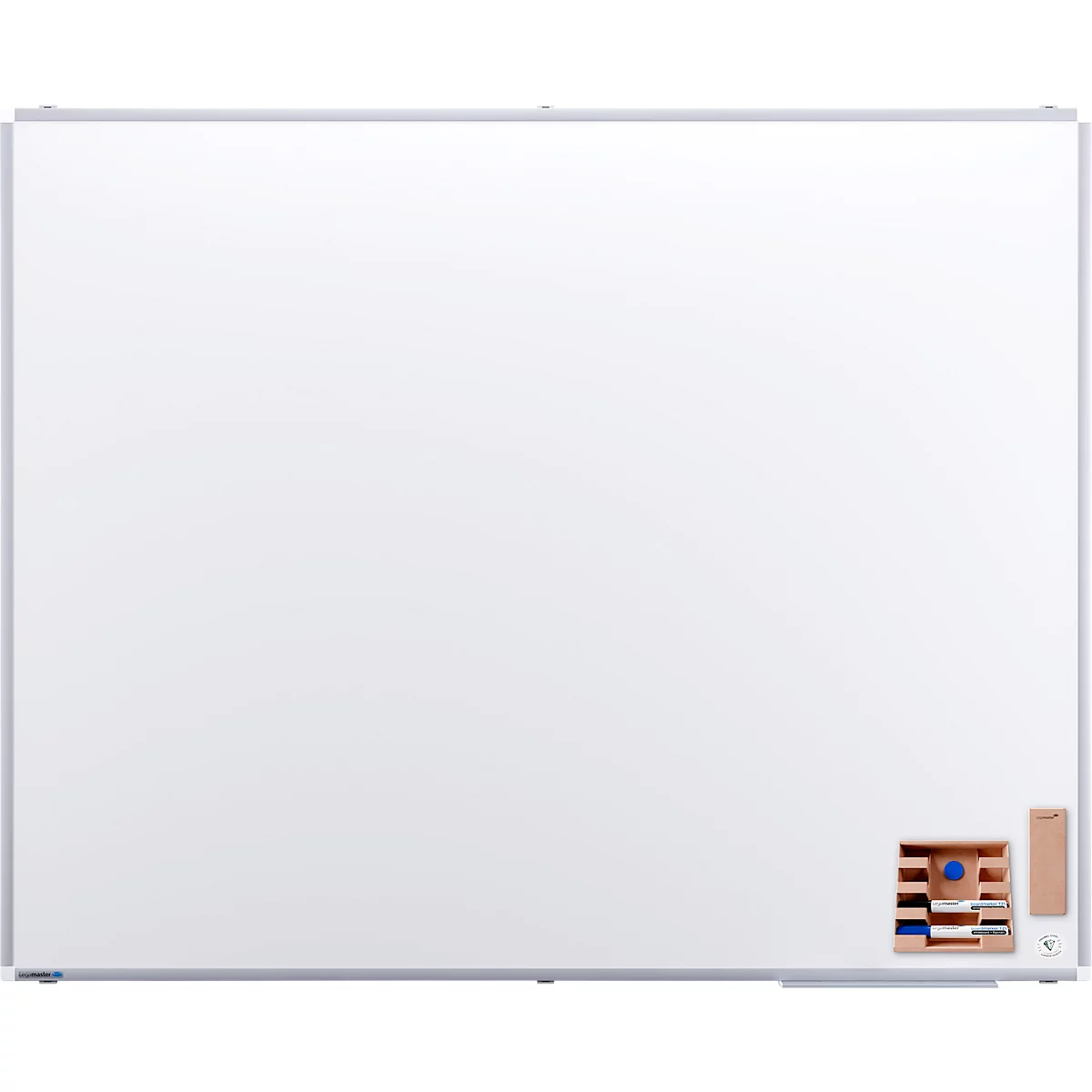 Groot, rechthoekig whiteboard met een zilveren frame. Rechtsonder bevindt zich een plank met penhouders.