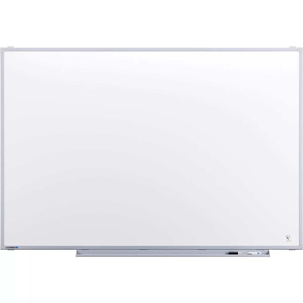 Groot, rechthoekig whiteboard met zilveren frame. Onderaan een plank voor pennen.