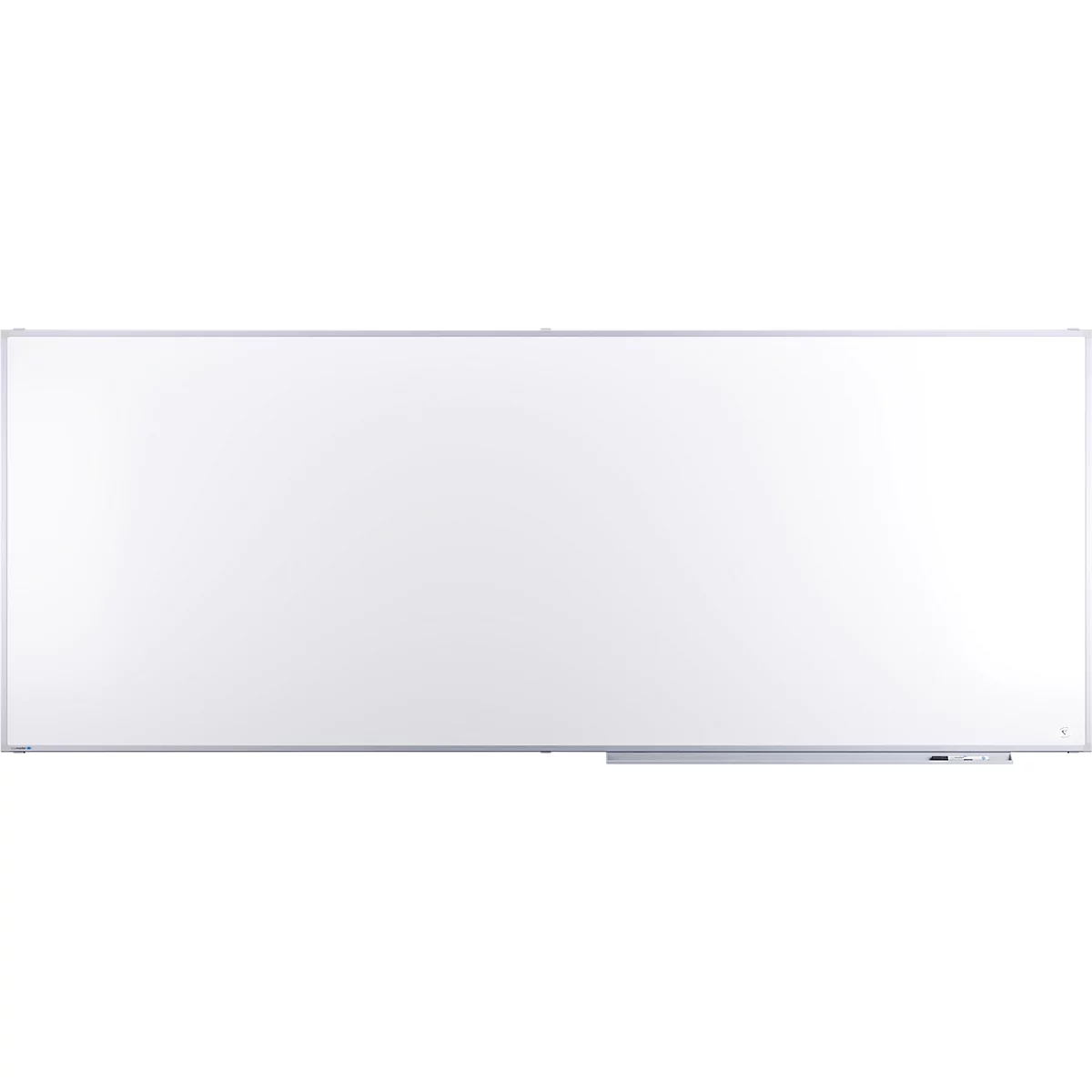 Groot, wit whiteboard met zilveren frame en plank.