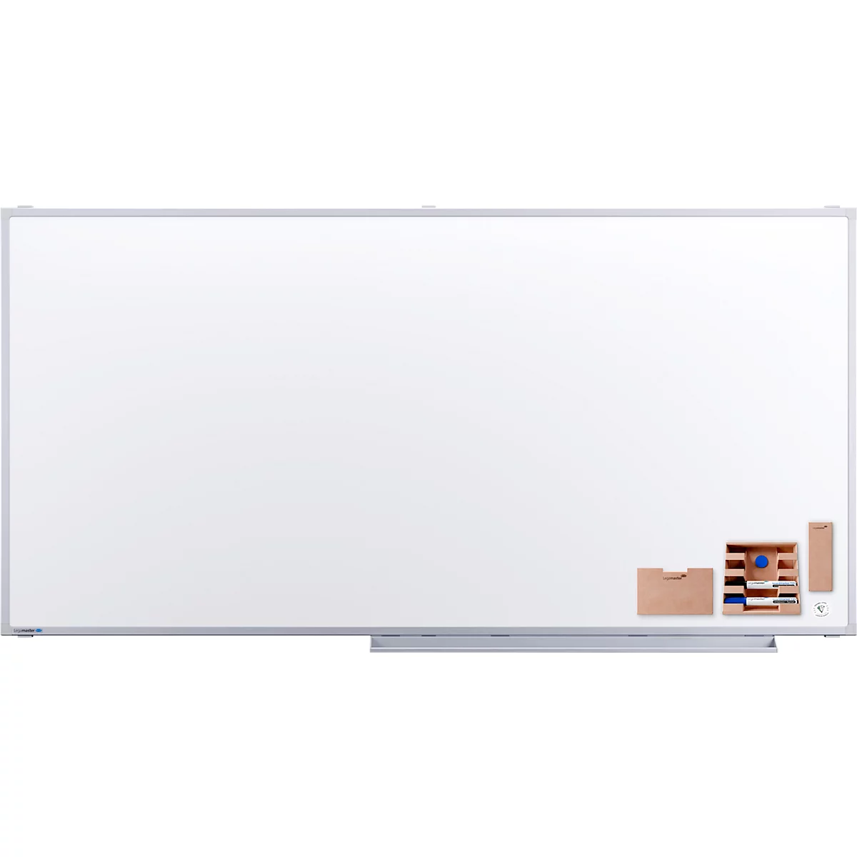 Groot, rechthoekig whiteboard met zilveren frame. Plank onderaan, accessoires rechts.