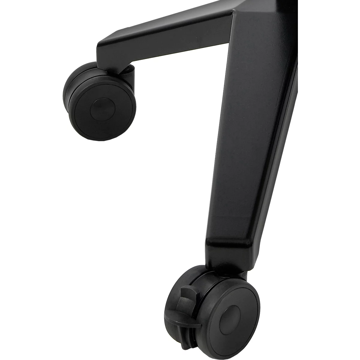 Gros plan sur les roulettes et les pieds noirs d'une chaise de bureau. L'image montre les détails de la construction.