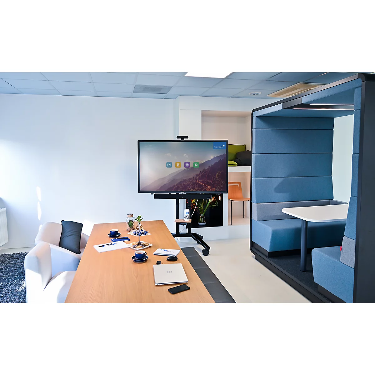 Bureau avec table de réunion, grand écran et niches.