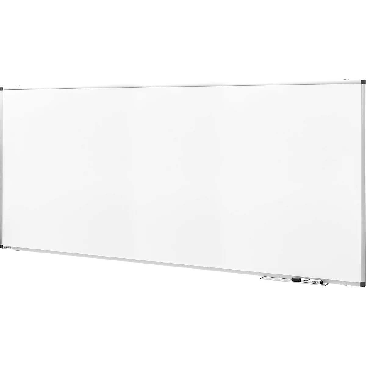 Grand tableau blanc rectangulaire avec un cadre argenté. Des marqueurs reposent sur un plateau.