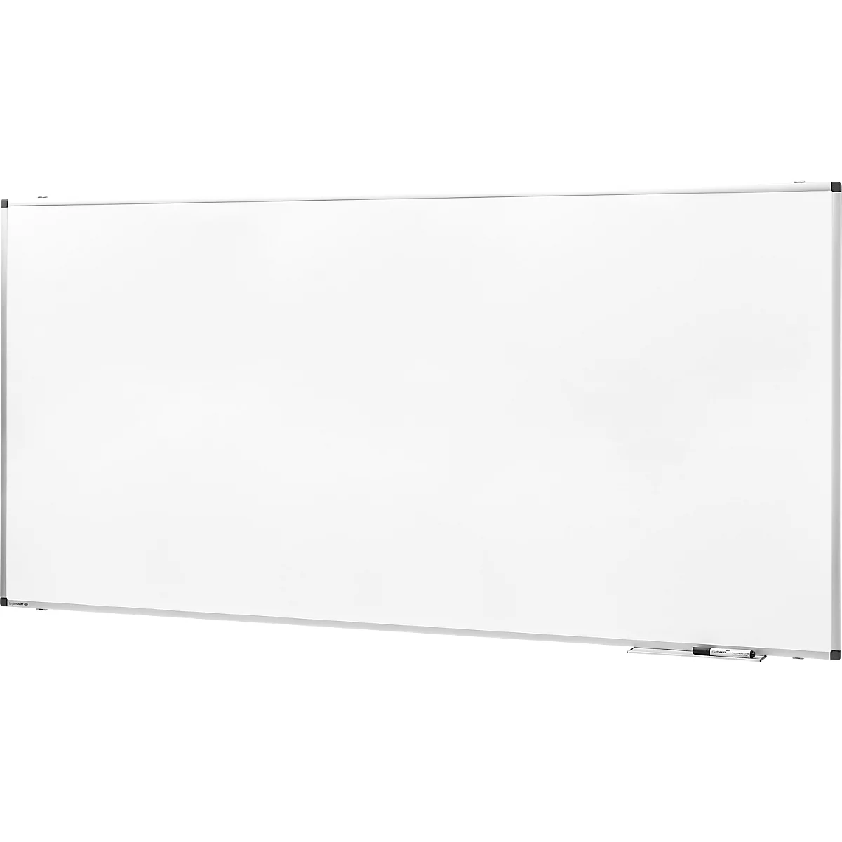 Grand tableau blanc rectangulaire avec cadre argenté. Des stylos sont posés en bas à droite. Le fond est blanc.