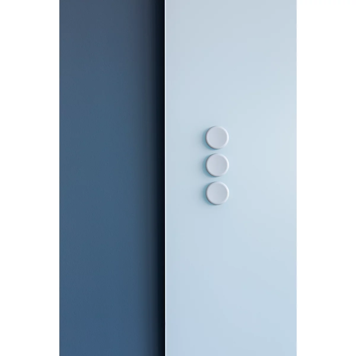 Trois interrupteurs ronds et clairs sur un mur bleu clair-blanc ; un rectangle bleu foncé à gauche.