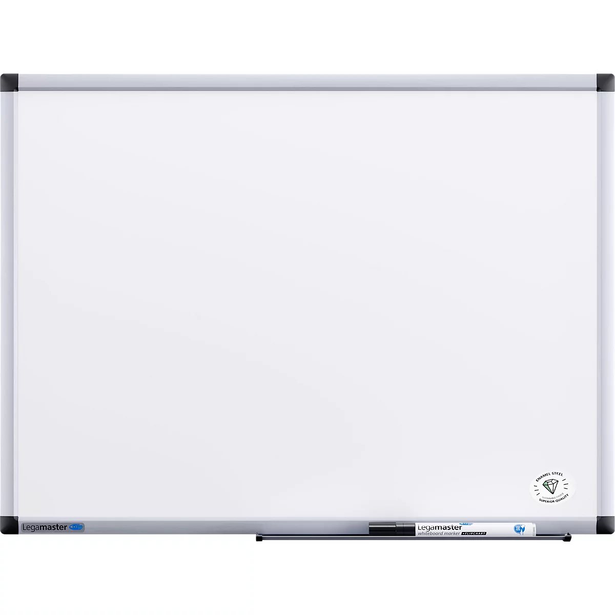 Groot, leeg wit magnetisch bord met zilveren frame. Een stift en penhouder liggen onderaan.