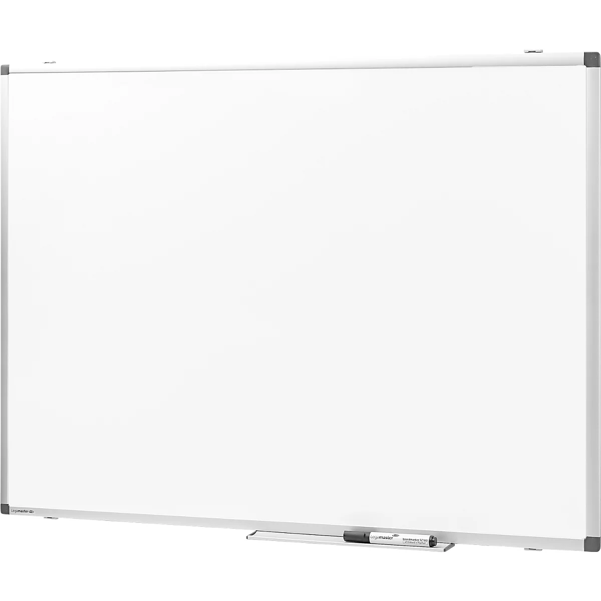 Whiteboard met zilveren frame en penhouder, een stift ligt klaar.