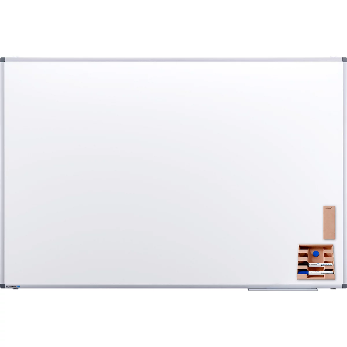 Groot wit magnetisch whiteboard met zilveren frame. Accessoires rechtsonder: spons, pennenhouder.