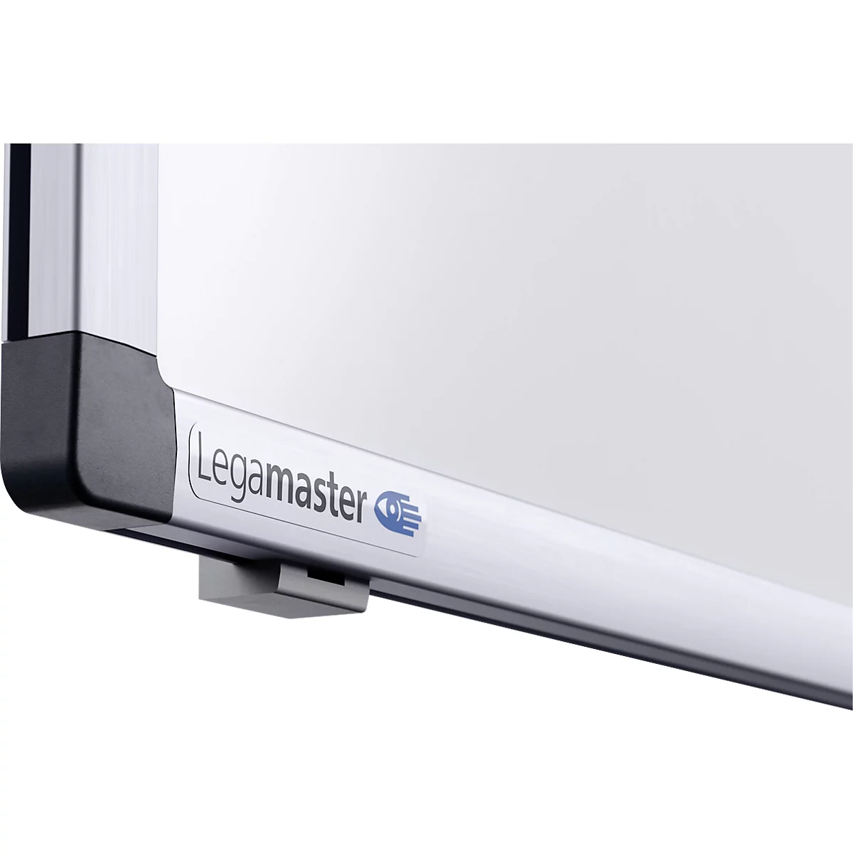Detailopname van een wit bord met een zilveren frame. Legamaster logo.