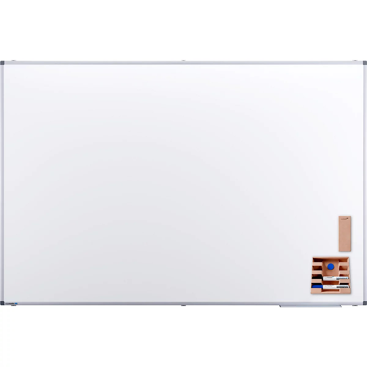 Groot rechthoekig whiteboard met zilveren lijst. Houten opbergvak met accessoires rechtsonder.