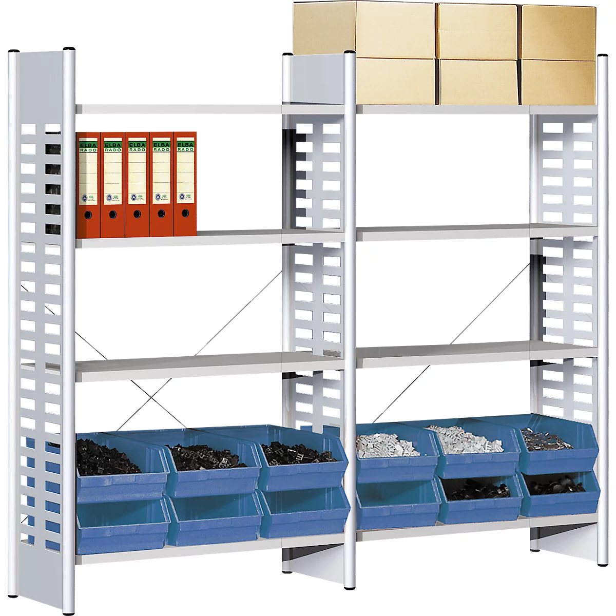 Een zilverkleurige metalen stelling met vier niveaus, gevuld met ordners, kartonnen dozen en blauwe opbergbakken.