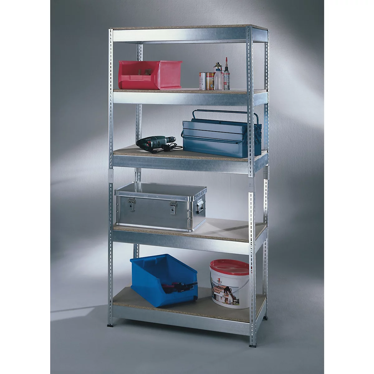 Metalen stellingkast met diverse items zoals dozen, gereedschap en verfpot. Grijze kleur, lichte houten planken.