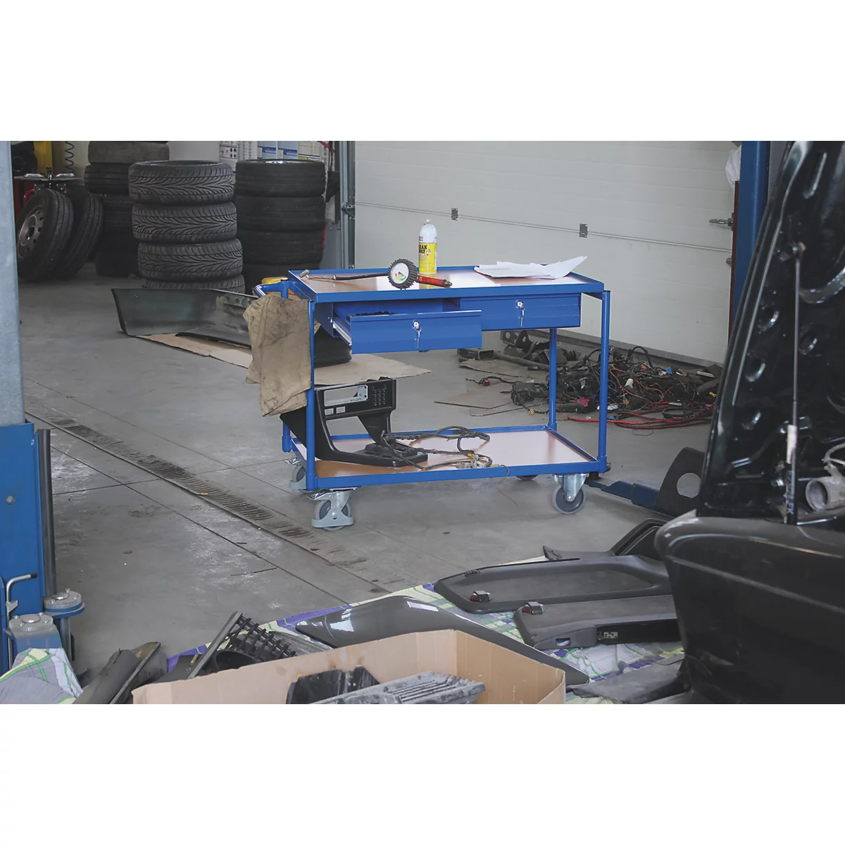 Leichter Tischwagen, Stahl/MDF-Platte, Enzianblau/Buche-Dekor, 2 Etagen, L 985 x B 605 mm, 2 Schubladen, TPE-Rollen mit EasySTOP, bis 250 kg