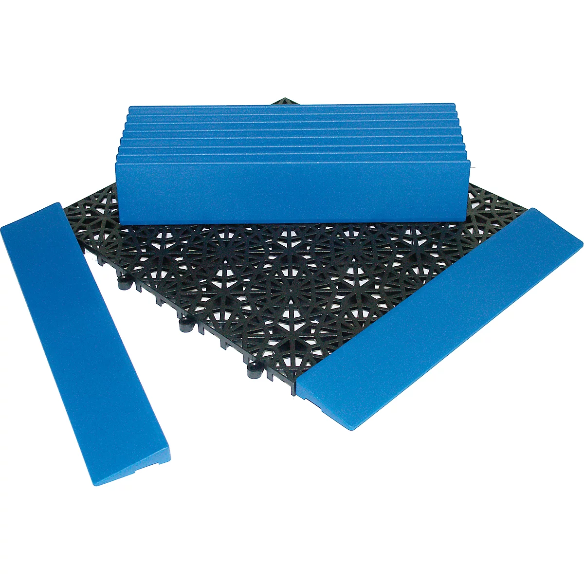 Ein Ausschnitt von schwarzen Kunststoffplatten mit blauen Leisten für den Rand. Die Leisten sind in unterschiedlichen Längen zu sehen.