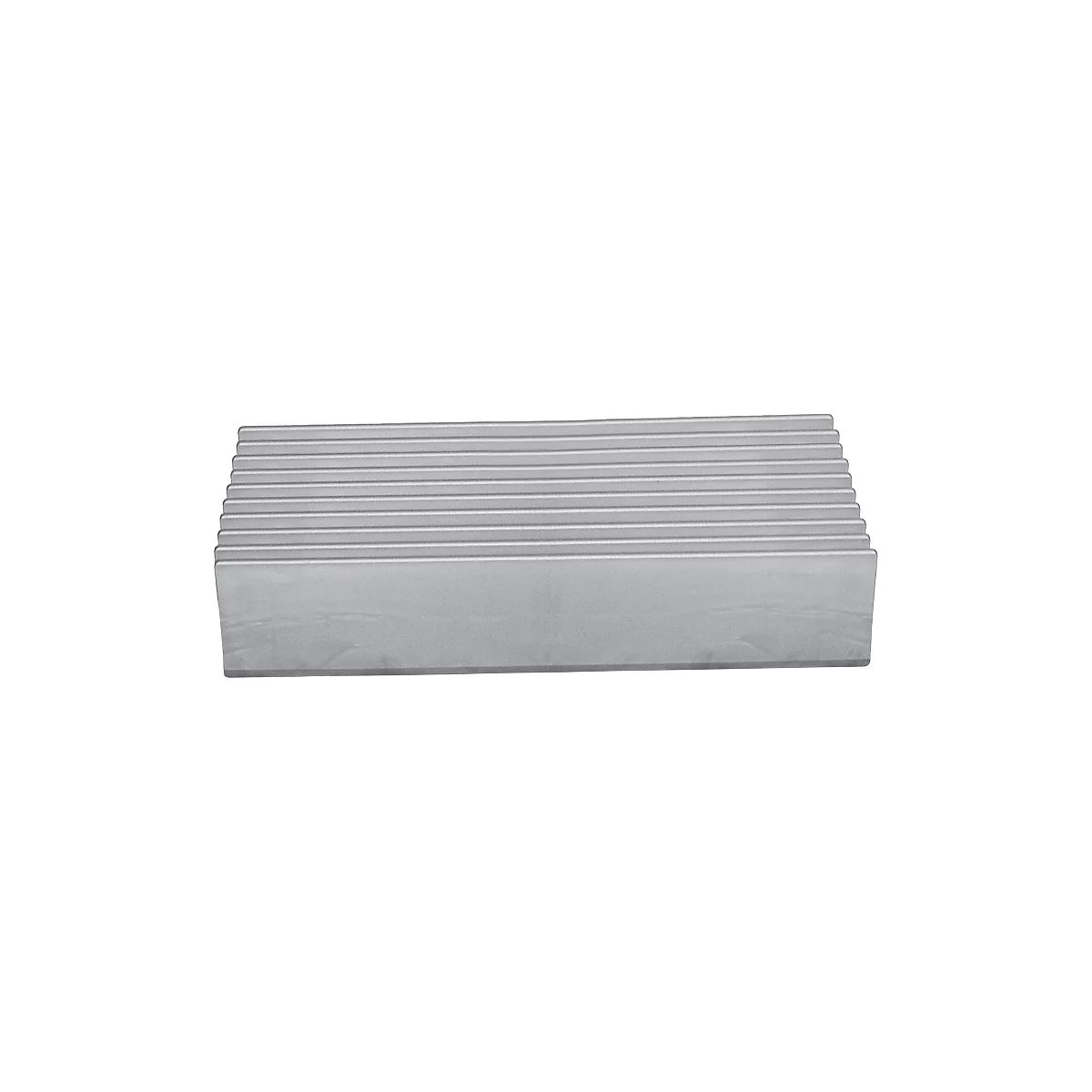 Graue, geriffelte Metallplatte mit rechtwinkliger Grundform.
