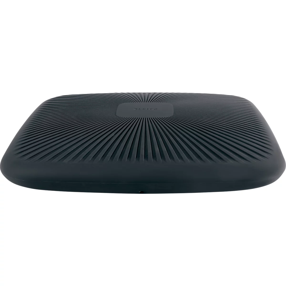 Flacher, quadratischer schwarzer WLAN-Router mit einem strahlenförmigen Rillenmuster auf der Oberseite.