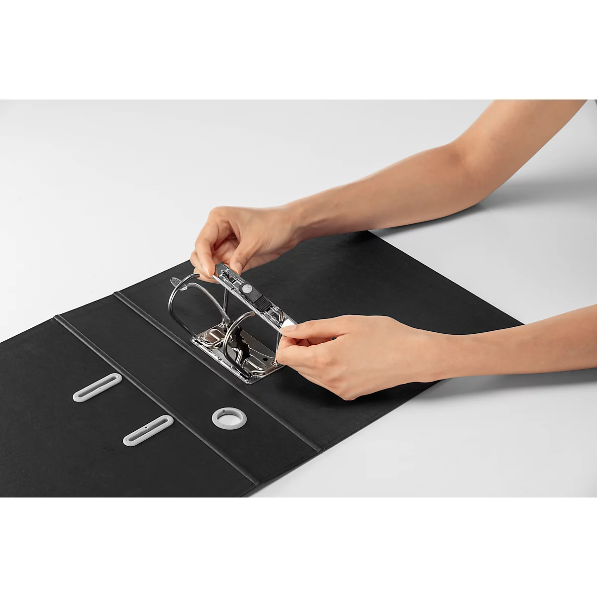 LEITZ® Classeur Recycle, A4, largeur dos 50 mm, mécanisme à levier 180°, étiquette dos &amp; trou de préhension, 100 % recyclable, noir