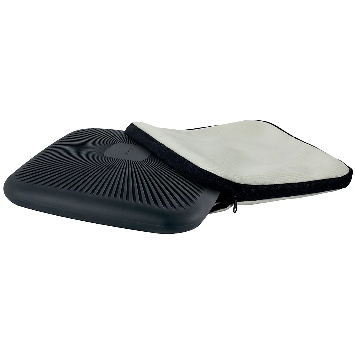 Un coussin de siège noir avec une surface striée, à côté d'un coussin blanc avec une bordure noire et une fermeture éclair.