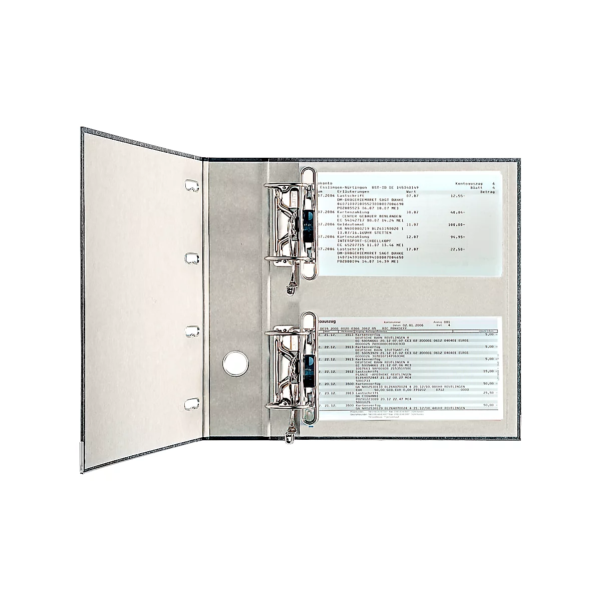 Ordner mit zwei offenen Seiten, gefüllt mit Unterlagen. Ein Detail der Metallmechanik ist zu sehen.