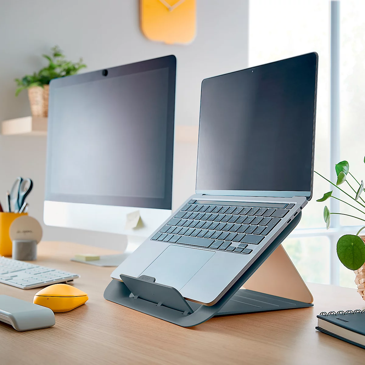 Leitz Ergo Cosy laptopstandaard, voor laptops van 13" tot 17", in hoogte verstelbaar, inklapbaar, B 312 x D 247 x H 50 mm, grijs