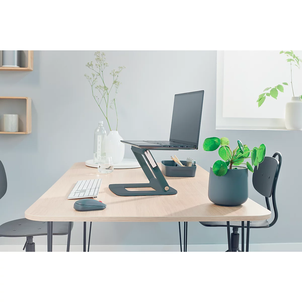 Leitz Ergo Laptopständer 6424-00-89, für 1 Laptop/Macbook 13-15", ergonomisch, zusammenklappbar, höhen- und winkelverstellbar, PCR, dunkelgrau