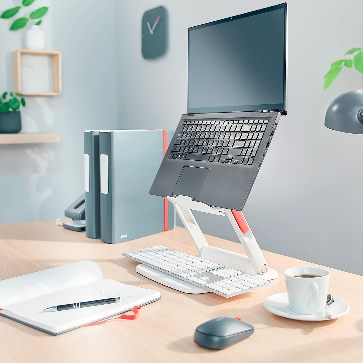 Leitz Ergo Laptopständer 6424-00-89, für 1 Laptop/Macbook 13-15', ergonomisch, zusammenklappbar, höhen- und winkelverstellbar, PCR, weiß