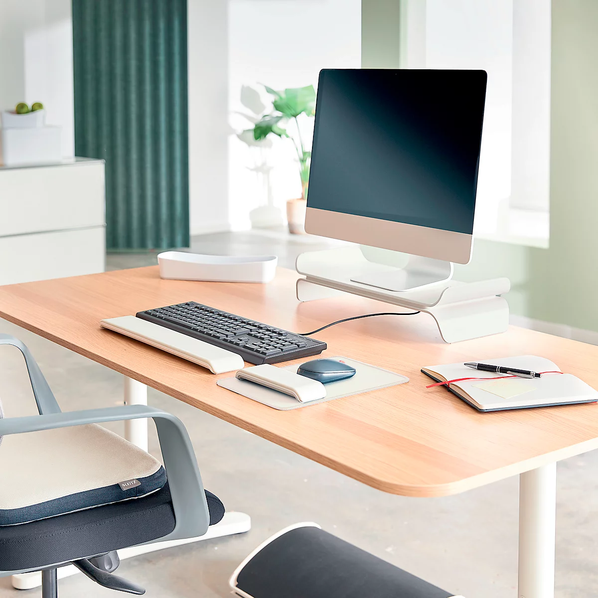 Leitz® Ergo monitorstandaard, voor 1 beeldscherm tot 27', in hoogte verstelbaar, met opbergruimte voor toetsenbord, B 209 x D 438 x H 112 mm, lichtgrijs