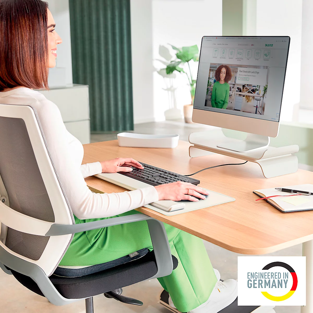 Leitz® Ergo monitorstandaard, voor 1 beeldscherm tot 27', in hoogte verstelbaar, met opbergruimte voor toetsenbord, B 209 x D 438 x H 112 mm, lichtgrijs