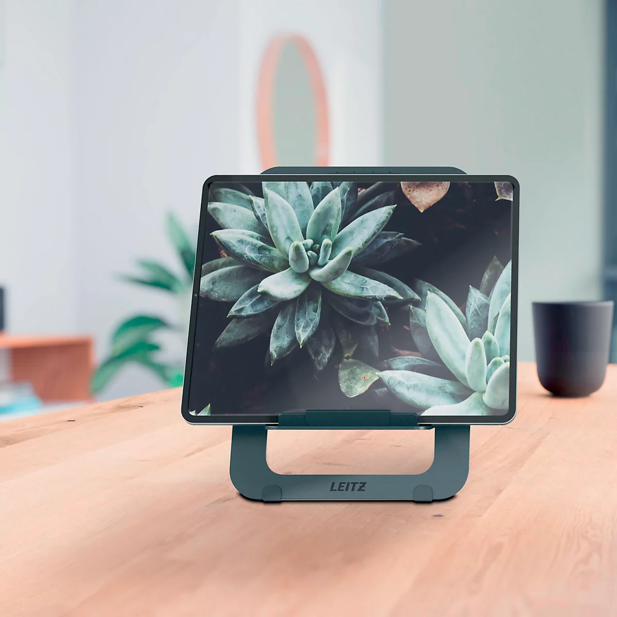 Tablette sur pied avec écran de succulentes, lettrage LEITZ, sur table en bois.