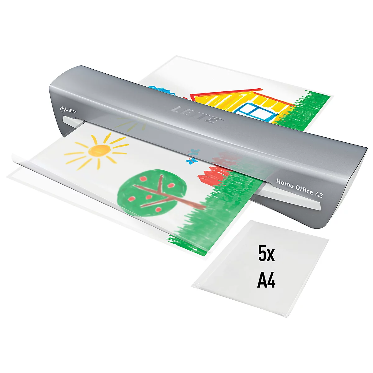 Une plastifieuse grise plastifiant des dessins d'enfants. En dessous se trouvent des feuilles A4 plastifiées, sur lesquelles est écrit 5x A4.