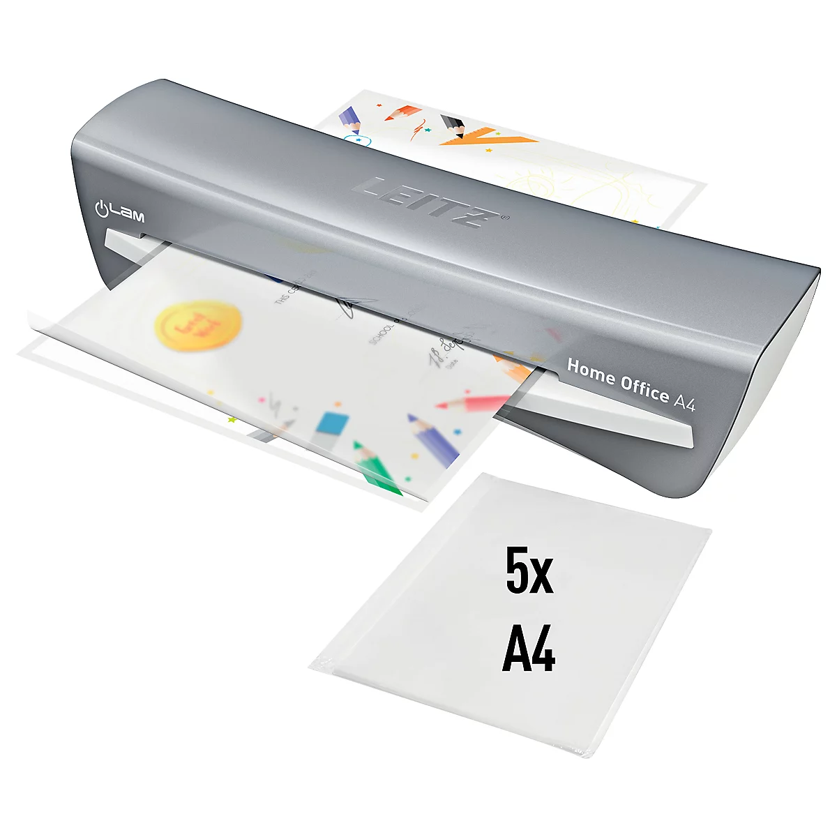 Laminateur gris avec une feuille laminée qui en sort. A côté, des paquets de film avec la mention 5x A4.