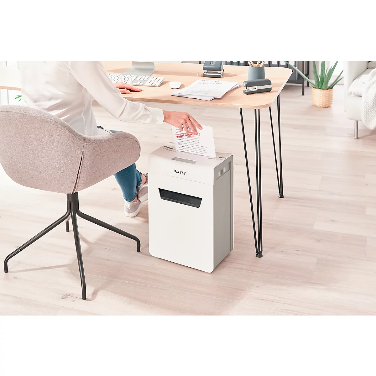 Leitz IQ 10X Protect Premium Aktenvernichter P4, Partikelschnitt 4 x 40 mm, 18 l, 10 Blatt Schnittleistung, Anti-Papierstau-Technologie, weiß