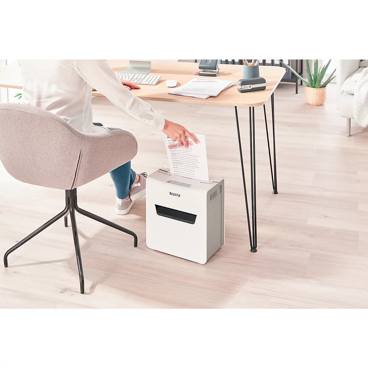 Leitz IQ 3M Protect Premium Aktenvernichter P5, Mikroschnitt 2 x 15 mm, 10 l, 3 Blatt Schnittleistung, Anti-Papierstau-Technologie, weiß