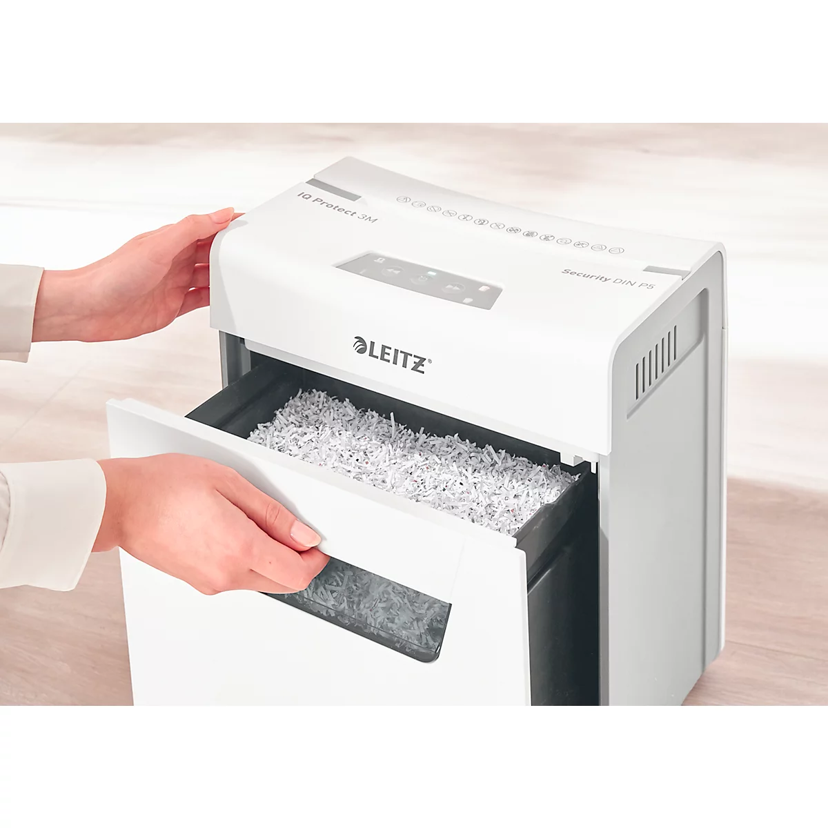 Leitz IQ 3M Protect Premium Aktenvernichter P5, Mikroschnitt 2 x 15 mm, 10 l, 3 Blatt Schnittleistung, Anti-Papierstau-Technologie, weiß