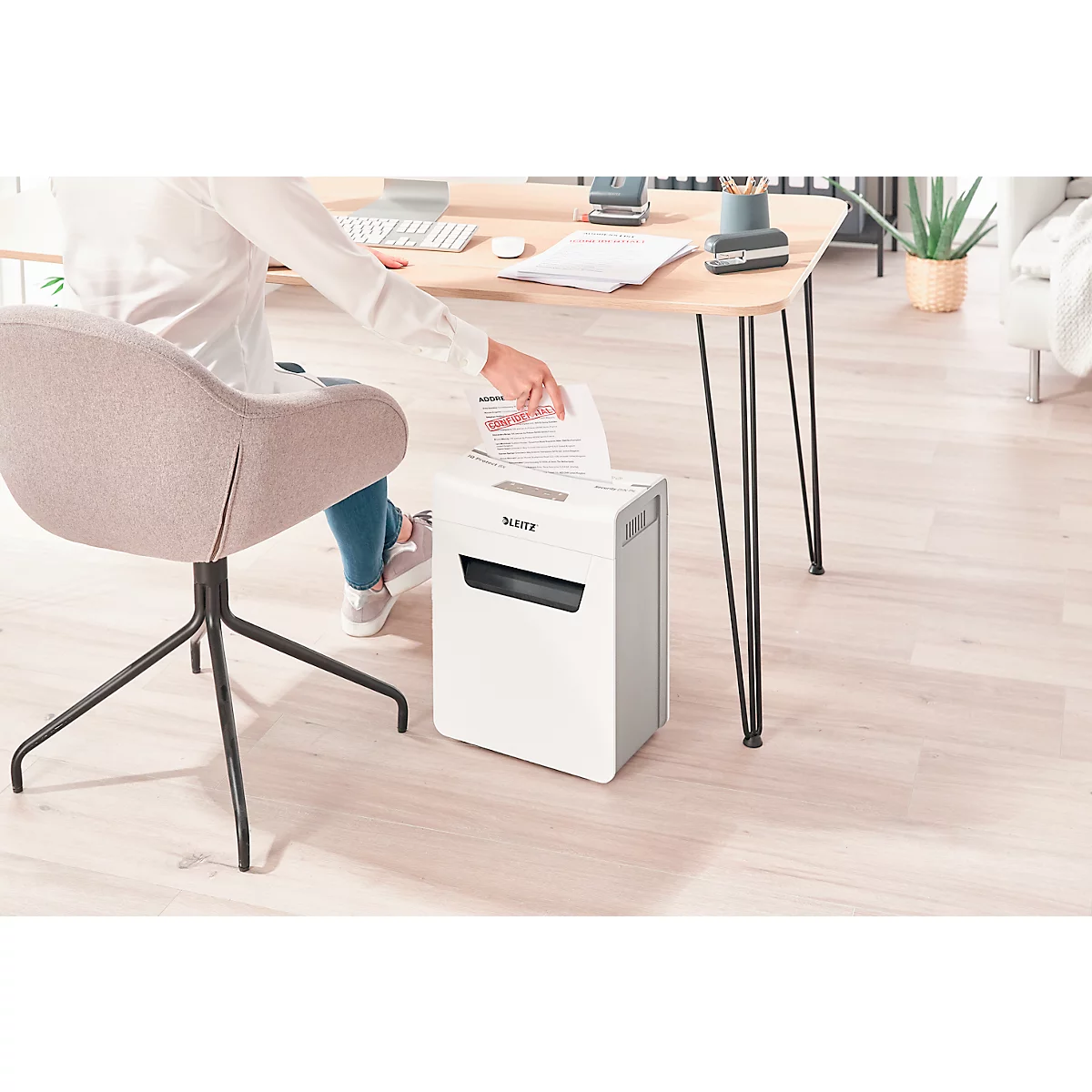 Leitz IQ 8X Protect Premium Aktenvernichter P4, Partikelschnitt 4 x 40 mm, 14 l, 8 Blatt Schnittleistung, Anti-Papierstau-Technologie, weiß