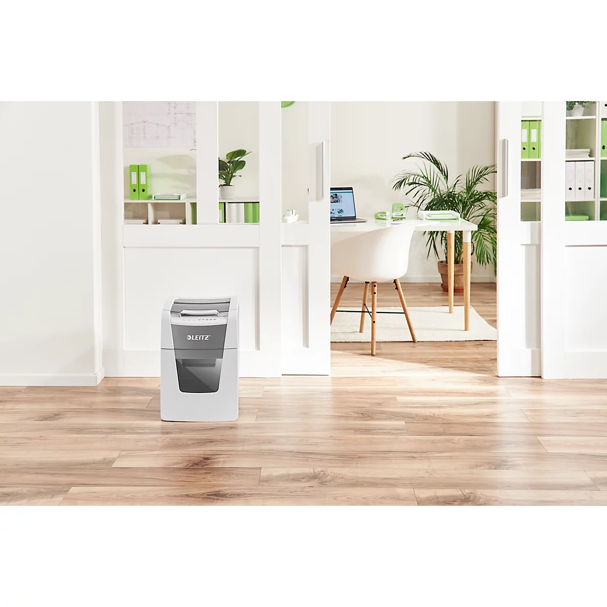 Leitz IQ Autofeed Small Office 100 Aktenvernichter P4, Vollautomatik, Partikelschnitt 4 x 30 mm, 34 l, 100 Blatt Schnittleistung, weiß