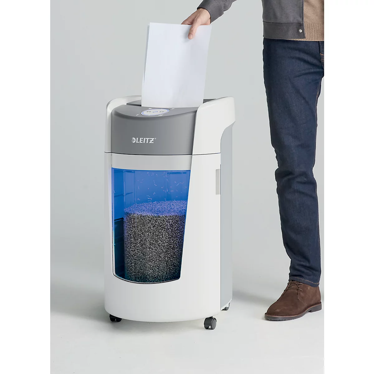 Leitz IQ OptiMax Office Aktenvernichter, Mikropartikelschnitt 2 x 15 mm, P-5, 35 l, 10 Blatt Schnittleistung, Rotationstechnologie, mit Rollen, weiß