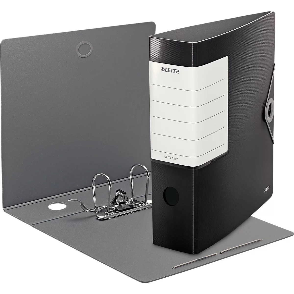 Een zwarte Leitz-map, open weergegeven. Met een wit label en een zilveren hefboommechanisme.