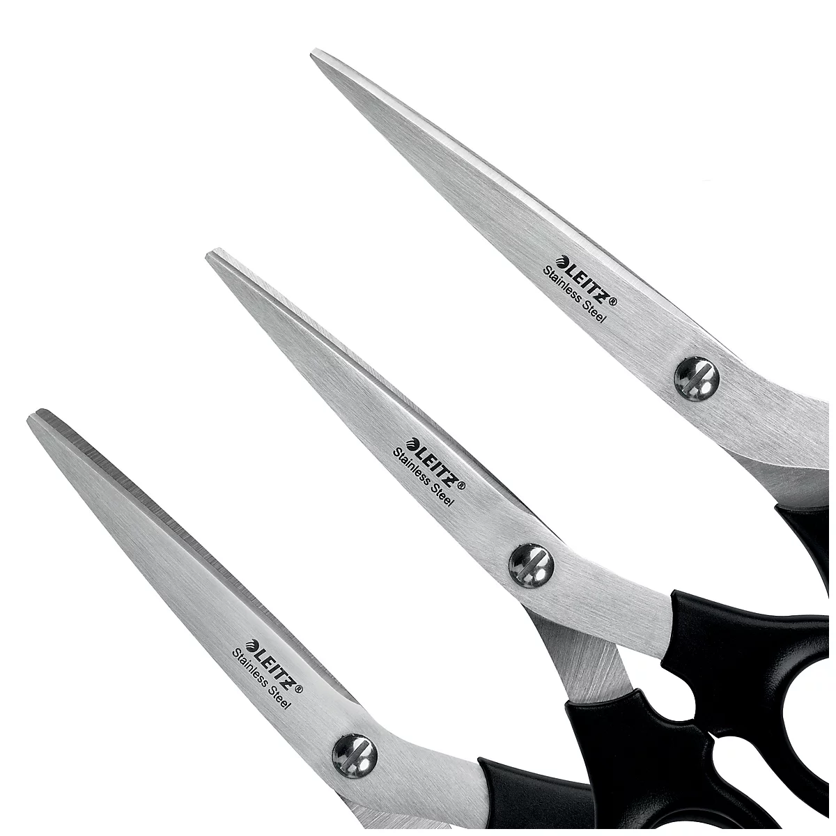Nahaufnahme von drei Scheren der Marke LEITZ. Die Klingen sind silberfarben, die Griffe schwarz. Der Schriftzug „Stainless Steel“ ist zu sehen.