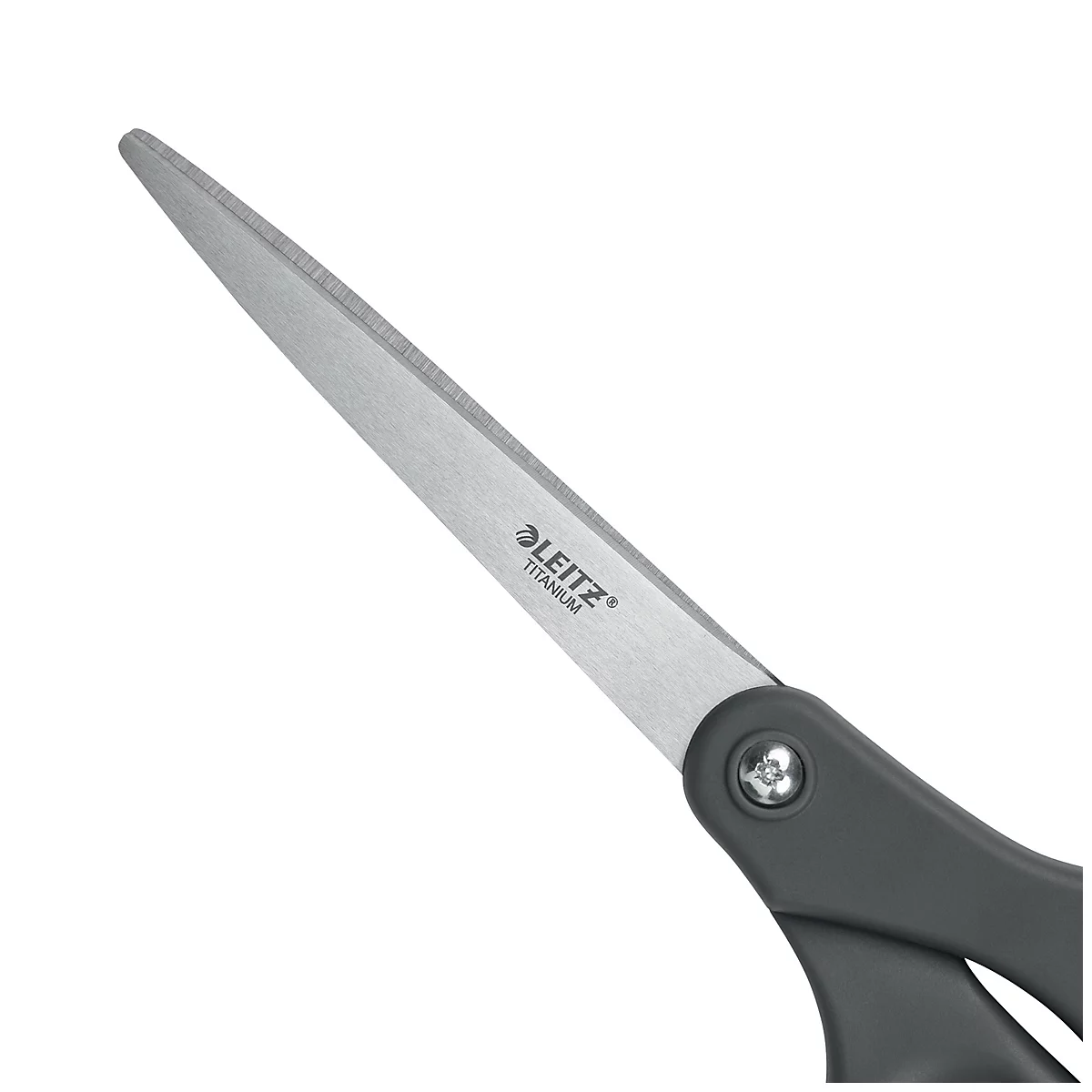 Nahaufnahme einer Schere. Die Klinge ist silberfarben, mit 'LEITZ Titanium' beschriftet. Der Griff ist schwarz.